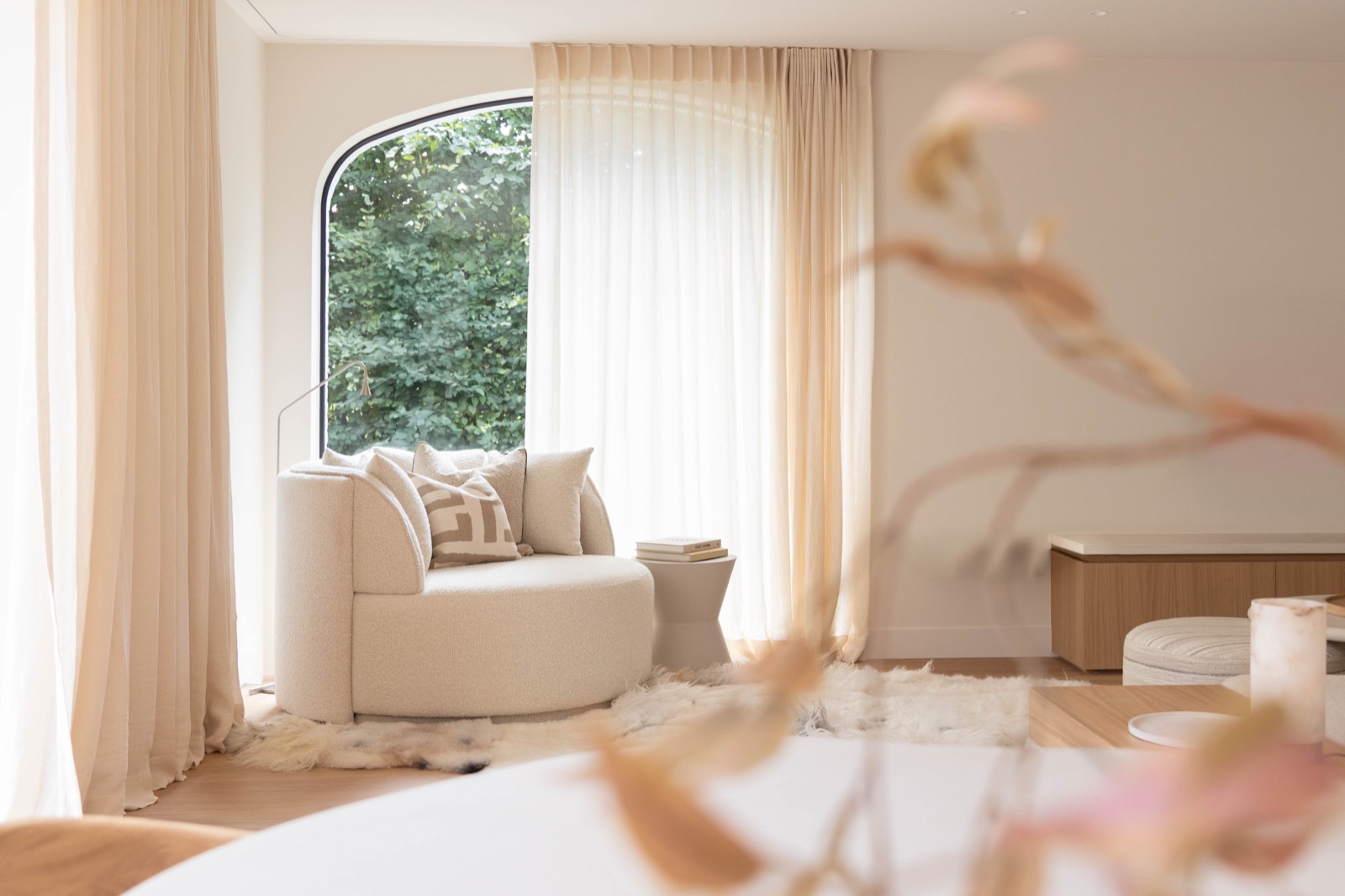 interieur woonkamer met design meubels