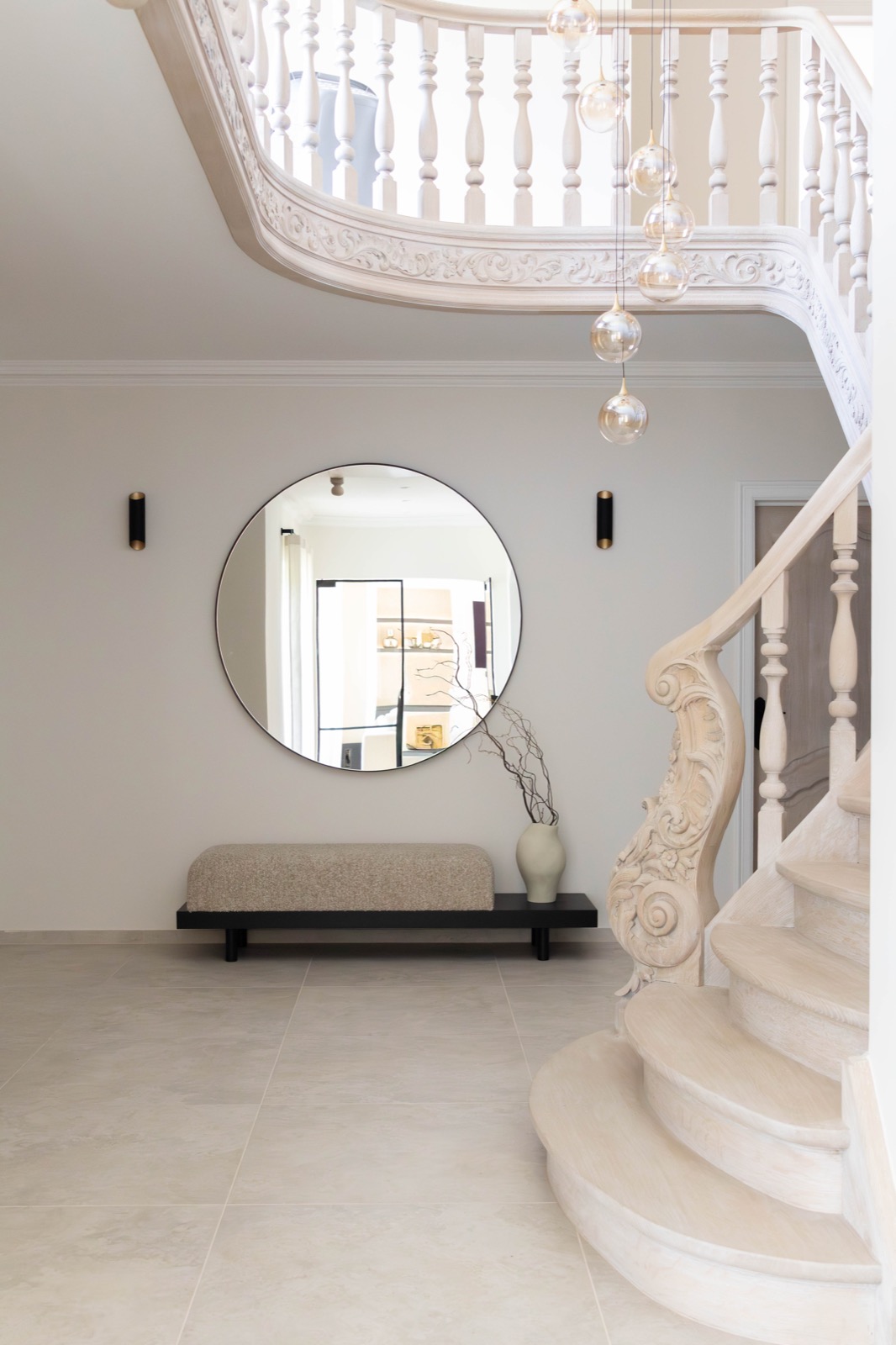 hal met luxe interieur en design trap