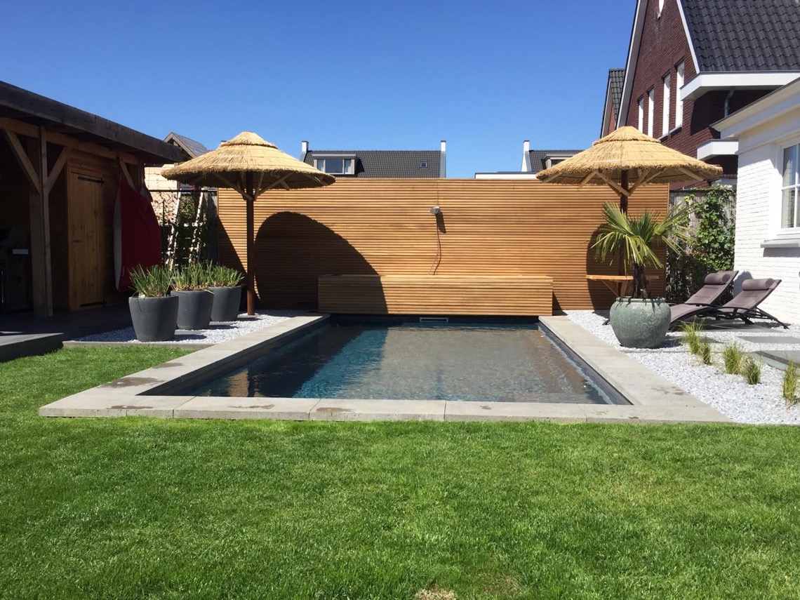 zwembad in kleine tuin
