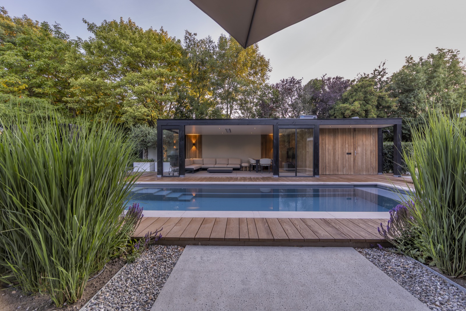 tuin met zwembad en poolhouse