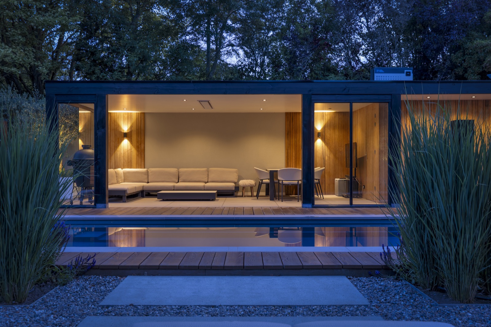 luxe zwembad in tuin met buitenverlichting