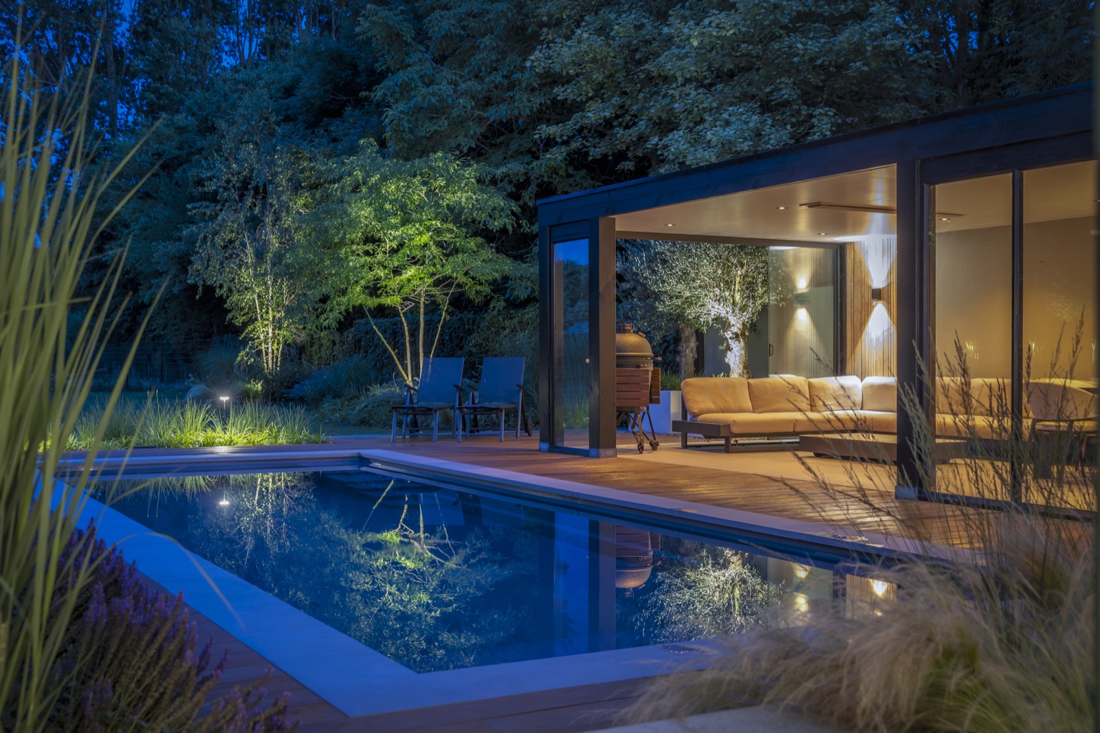 luxe tuinontwerp met zwembad