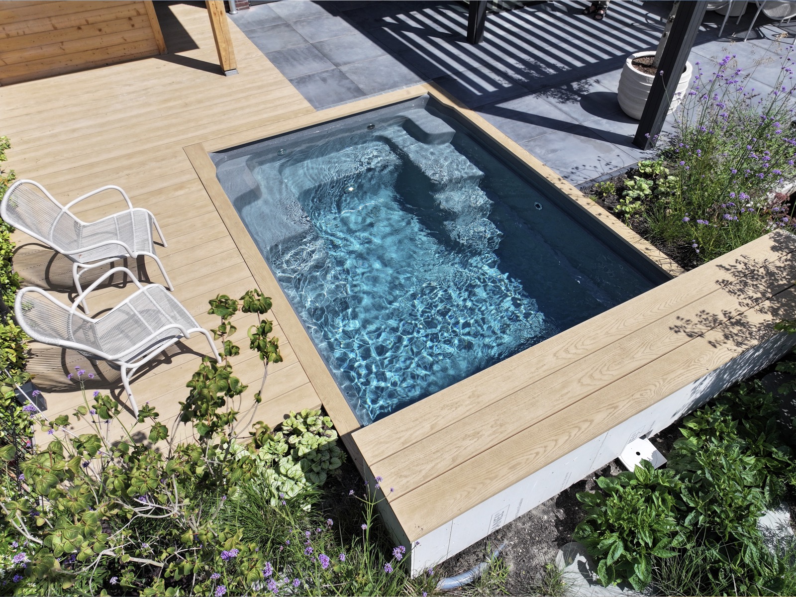 tuin met compact zwembad