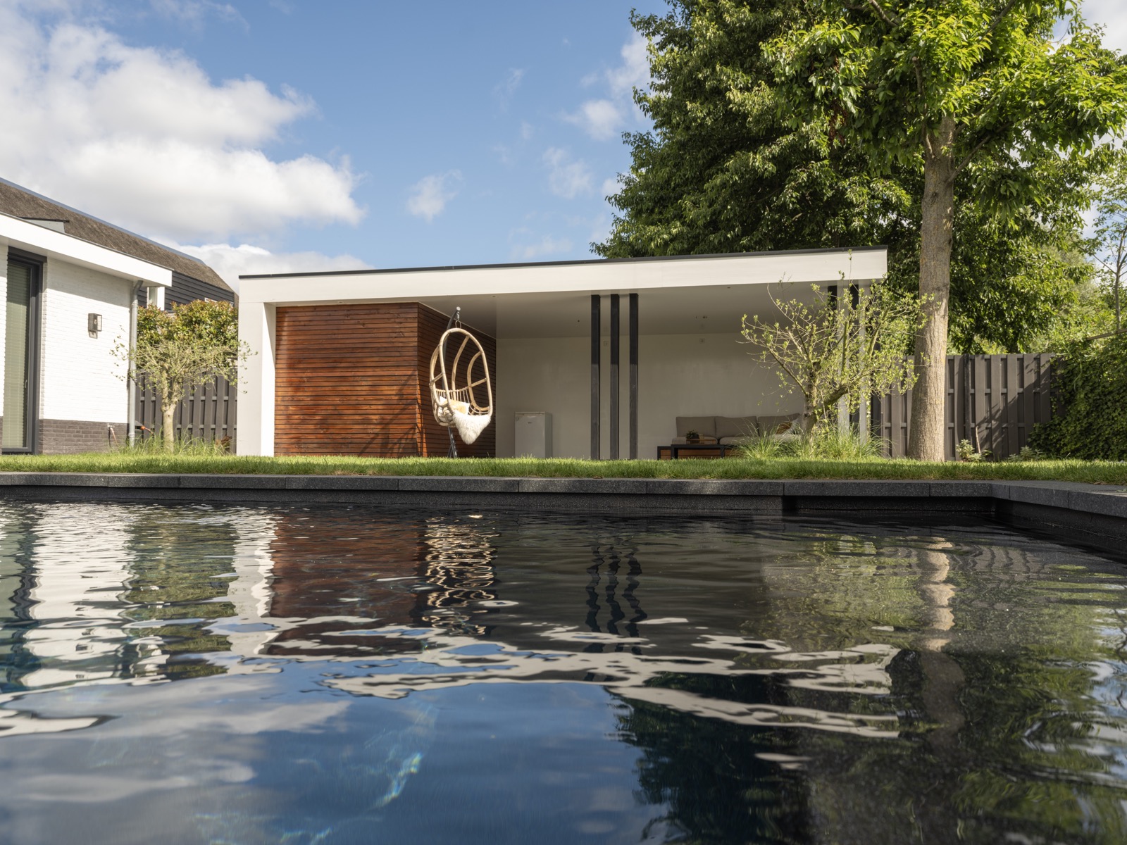 luxe zwembad en poolhouse