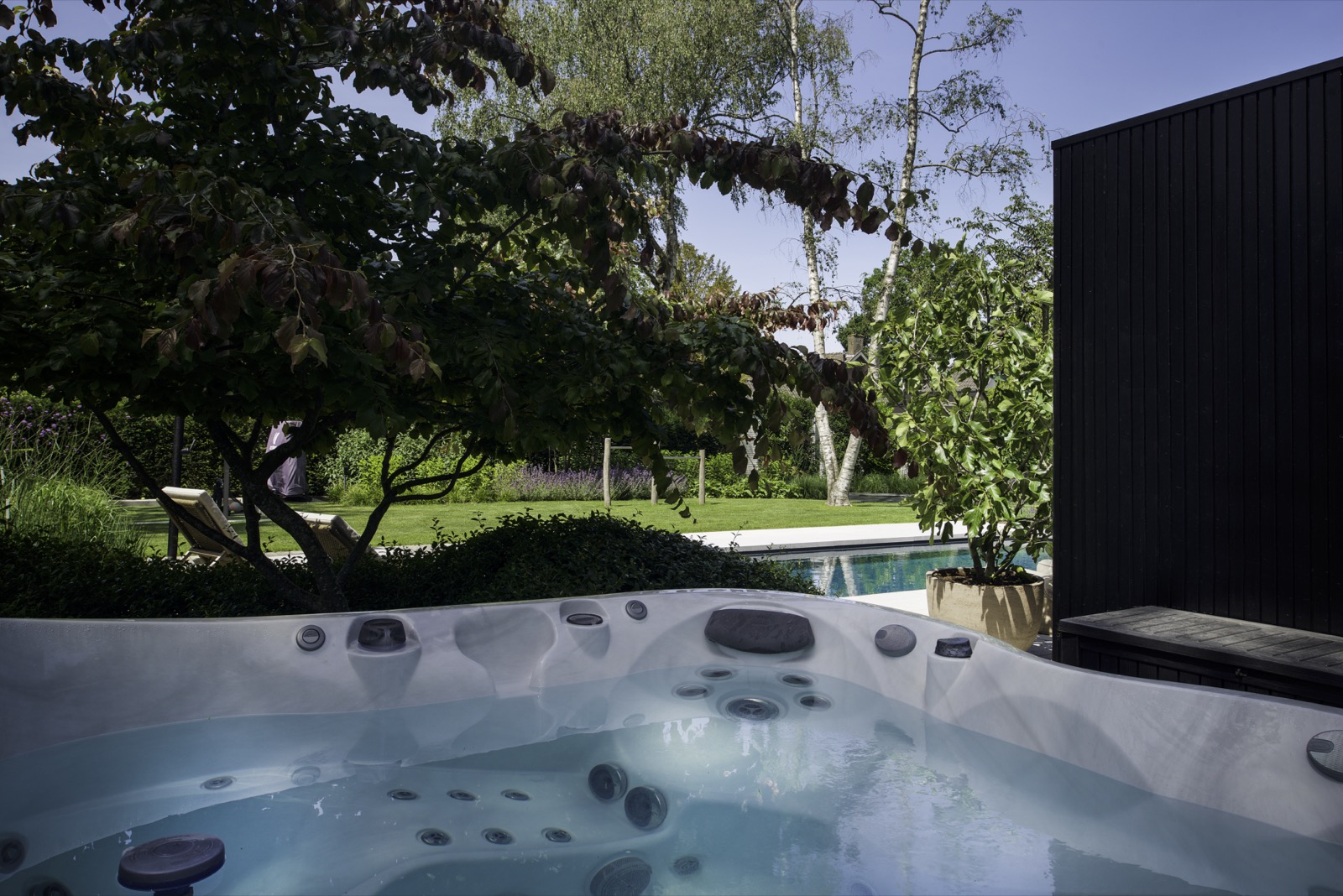 luxe zwembad en jacuzzi