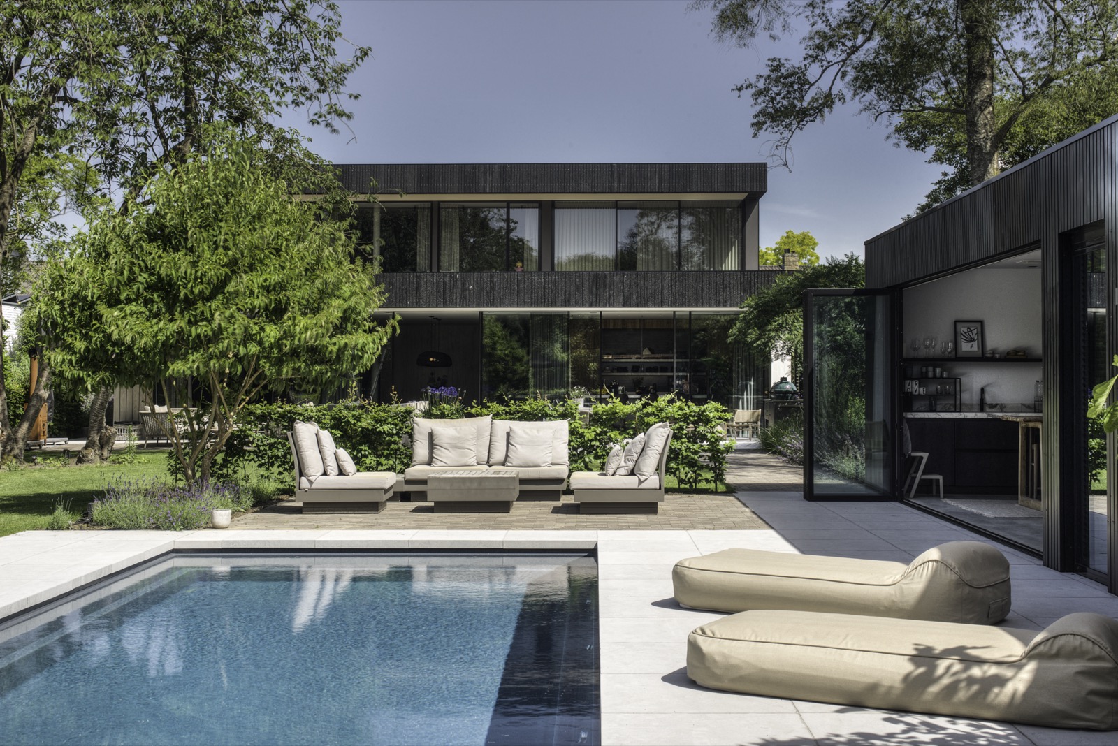 tuin met luxe zwembad