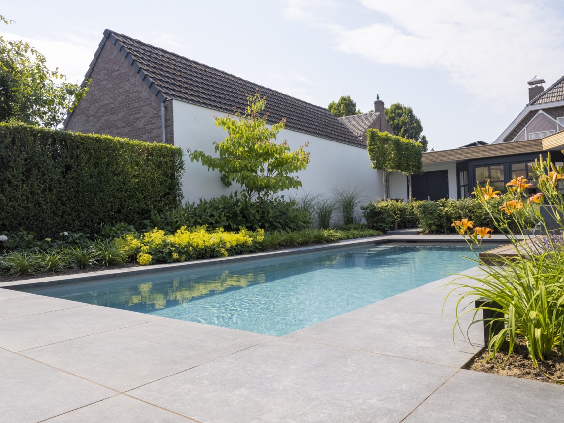 zwembad met natuursteen terras