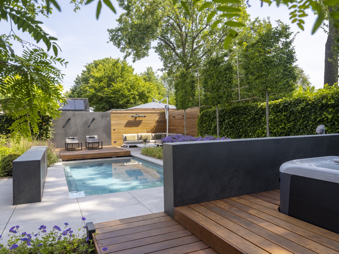 zwembad in wellness tuin