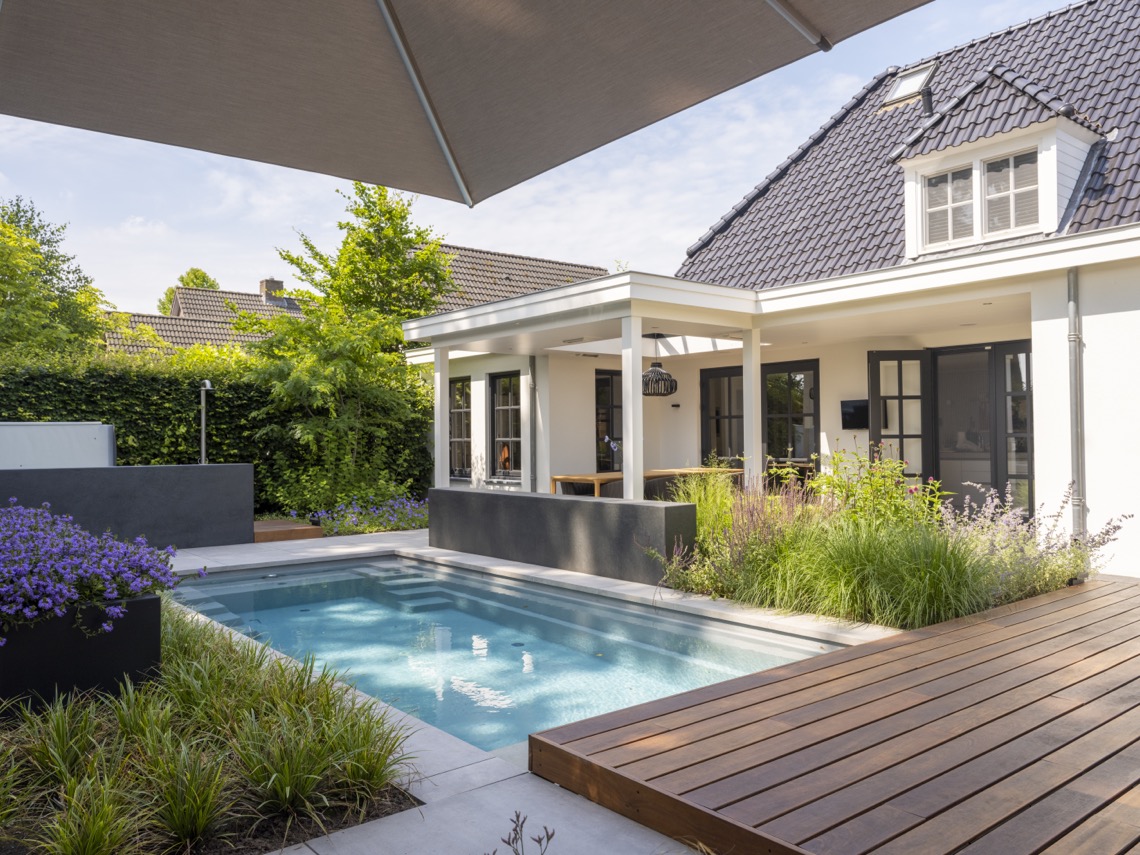 zwembad bij witte villa