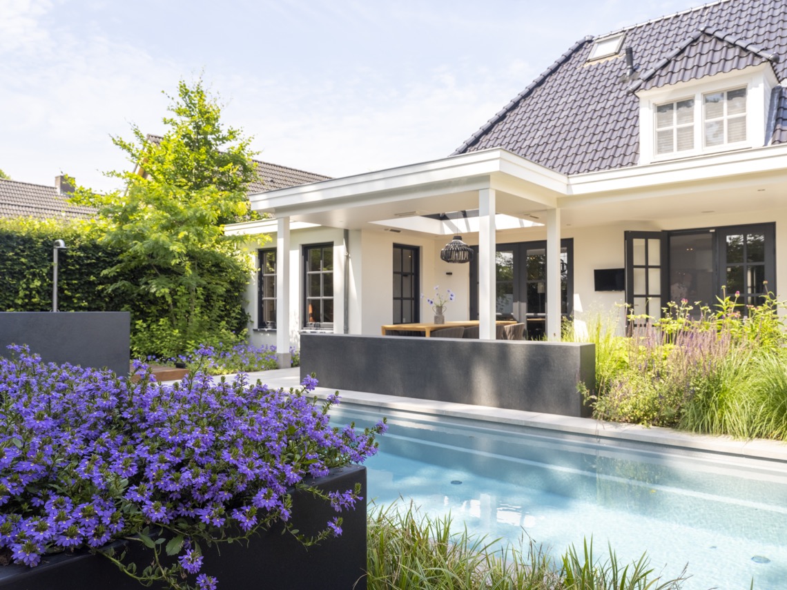 tuin met zwembad en bloemen