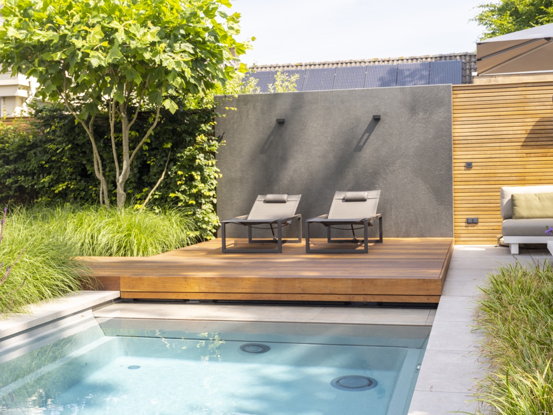 zwembad met houten terras