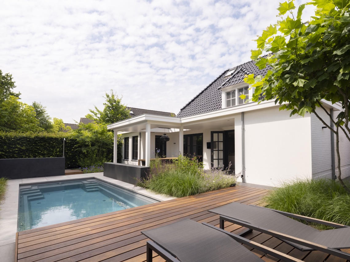 zwembad in villa tuin