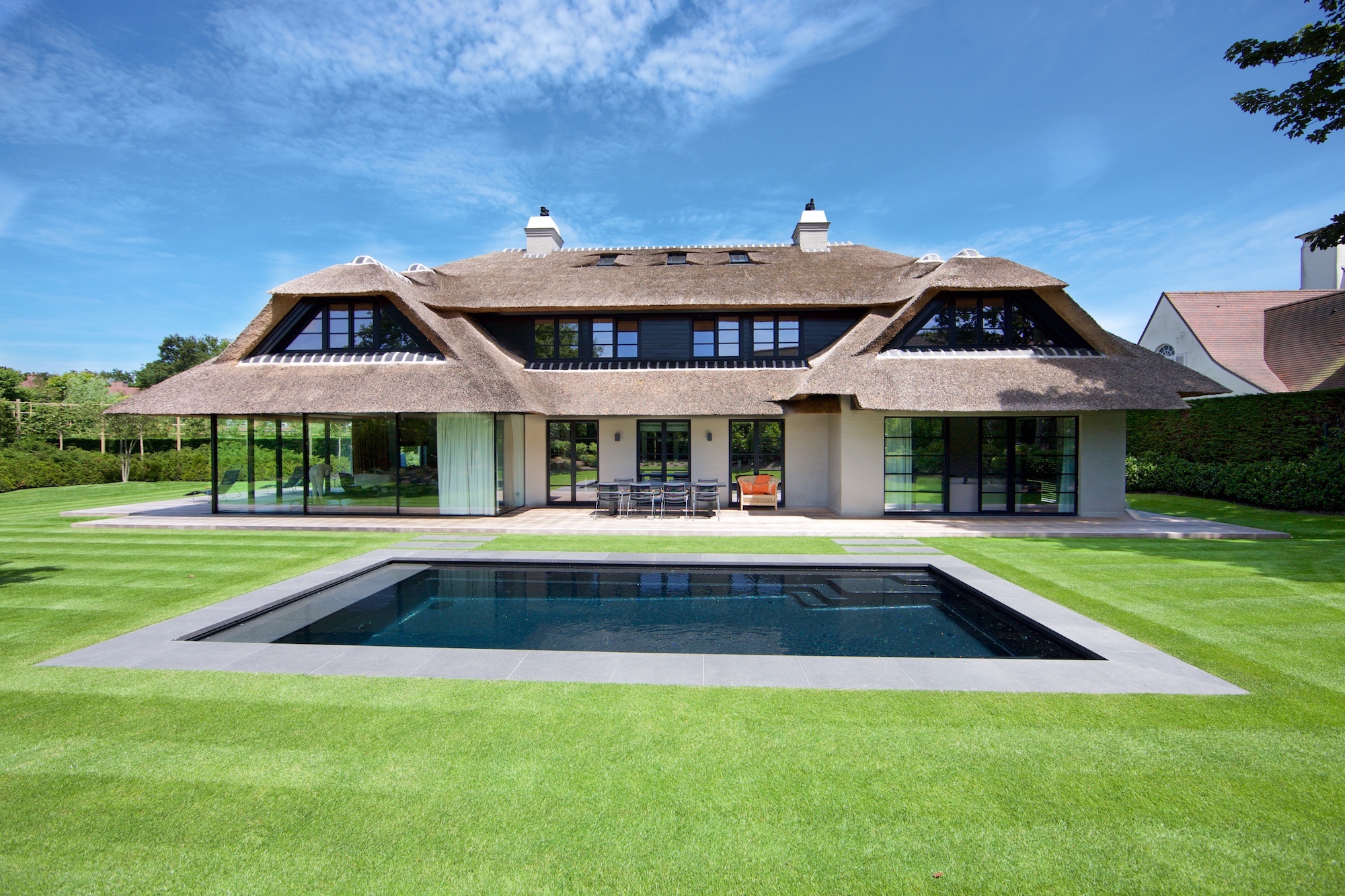 zwembad bij rietgedekte villa