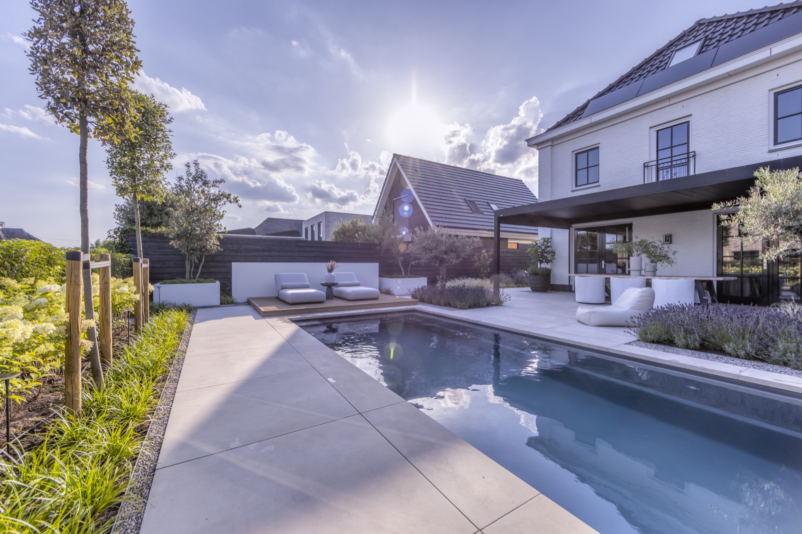 tuin met luxe zwembad