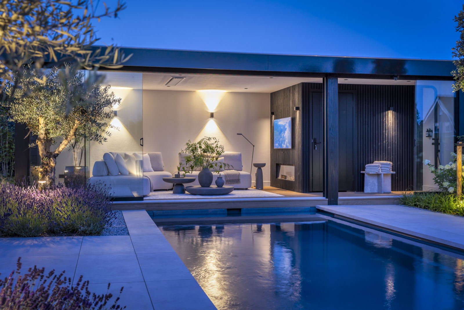 luxe zwembad met poolhouse