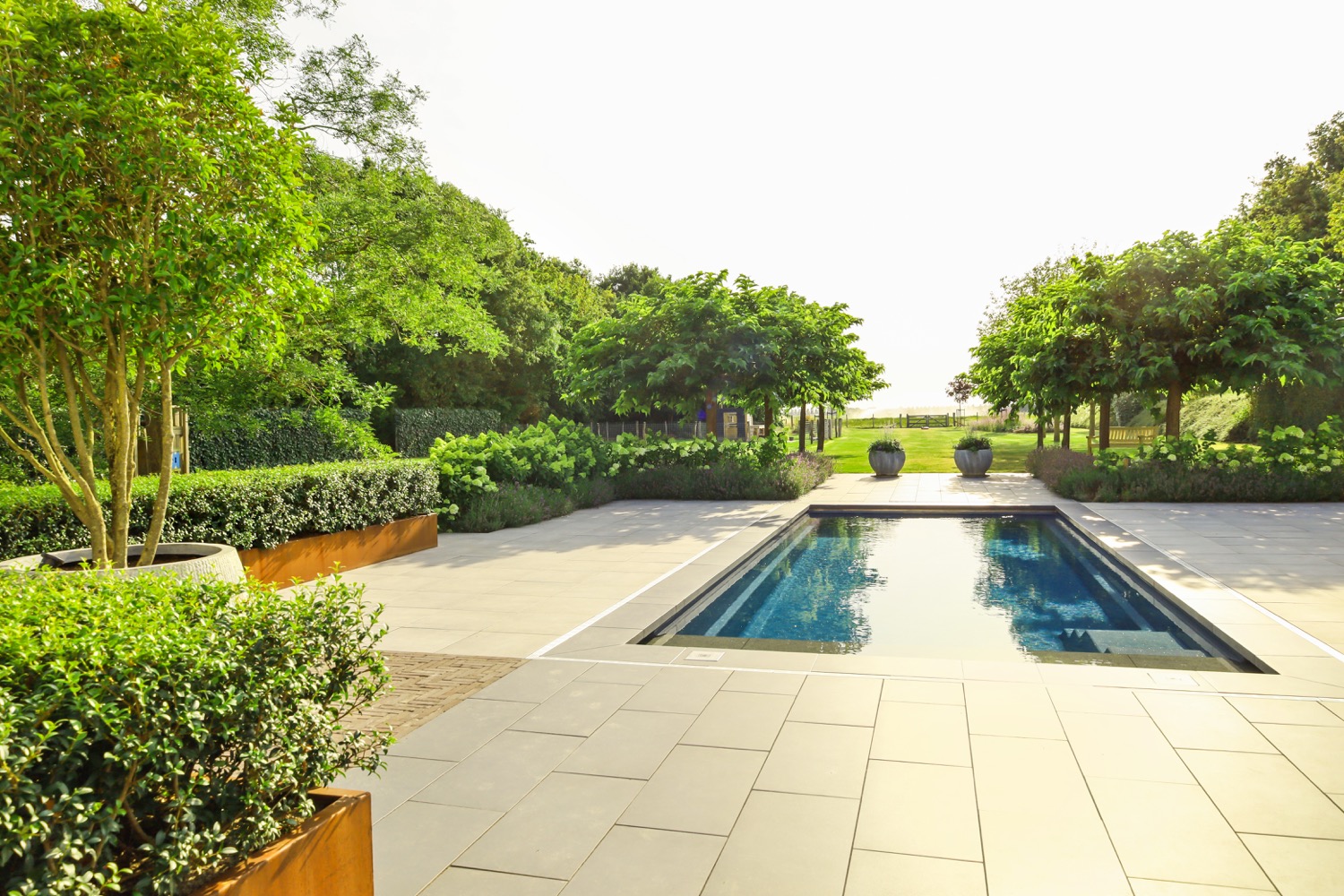 zwebad in luxe tuin