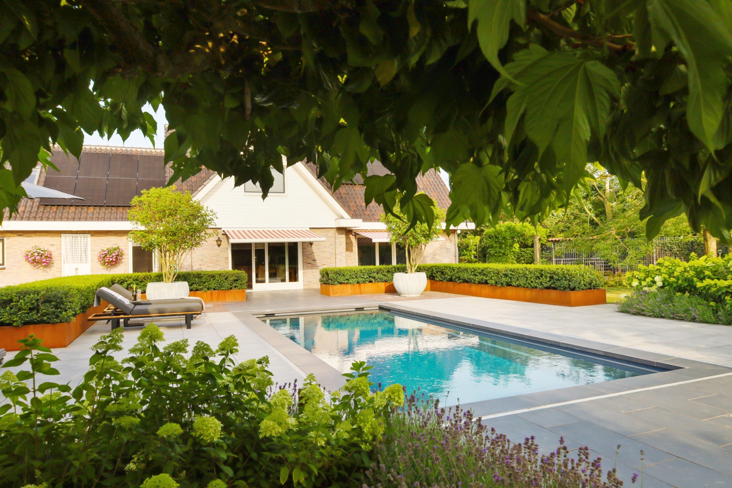 villatuin met zwembad
