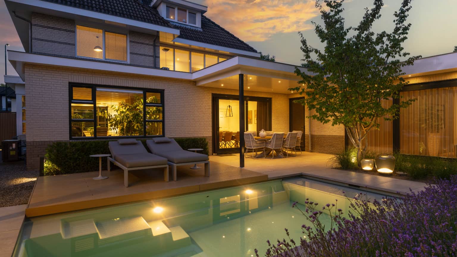 zwembad met verlichting