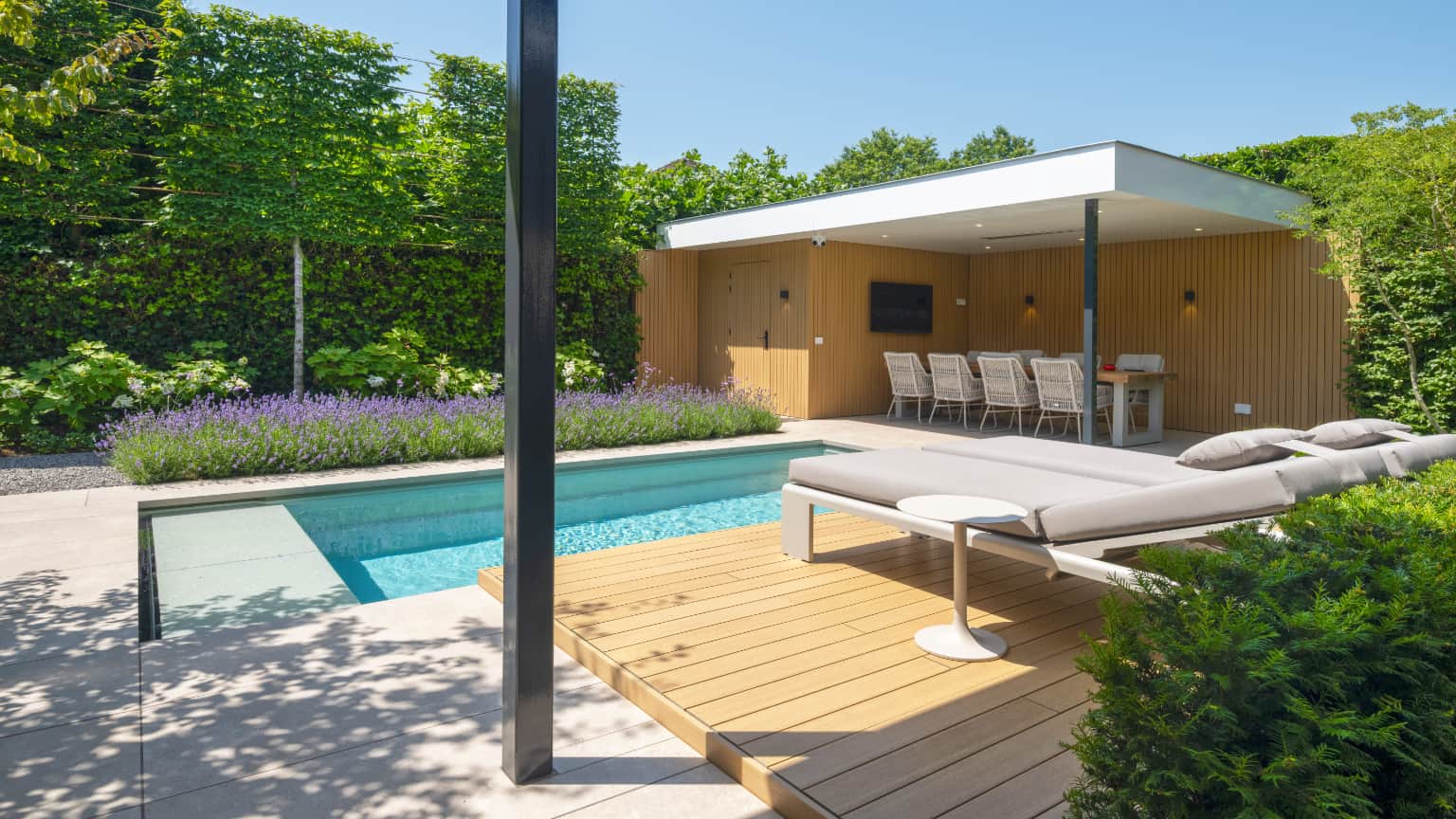 zwembad met poolhouse en houten vlonder
