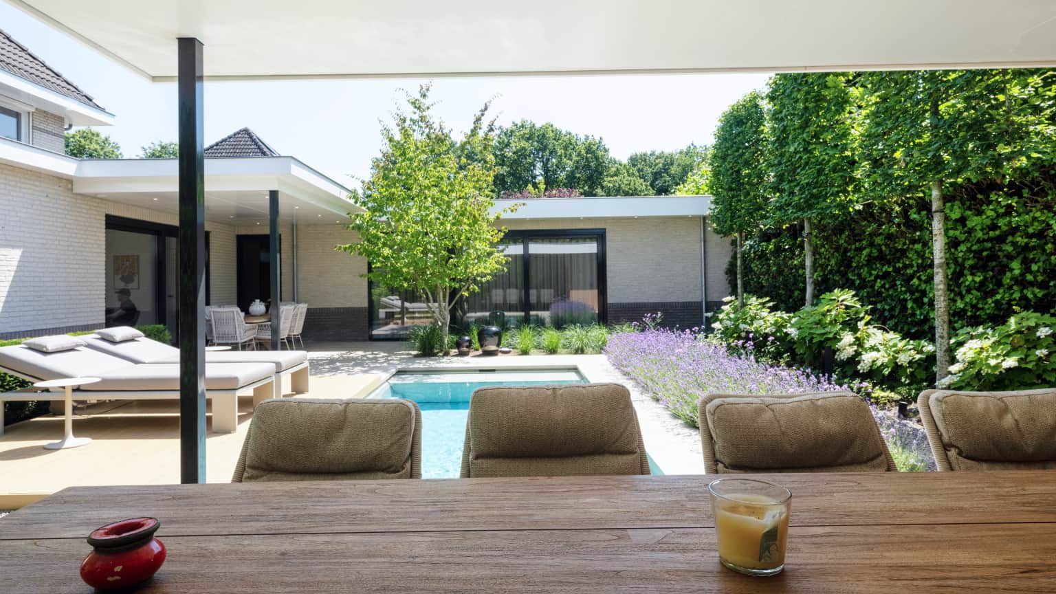 poolhouse bij zwembad