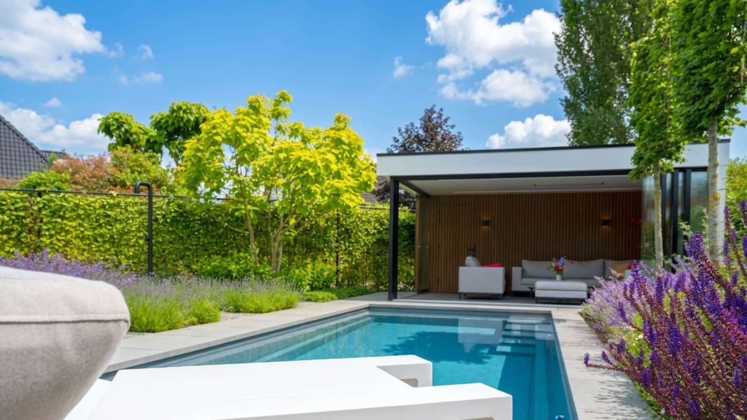 zwembad bij poolhouse