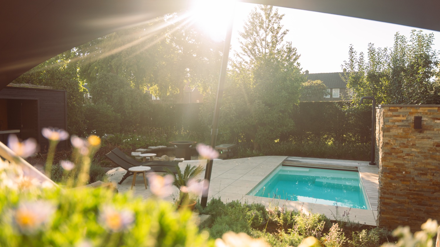 luxe tuin met hardsteen terras