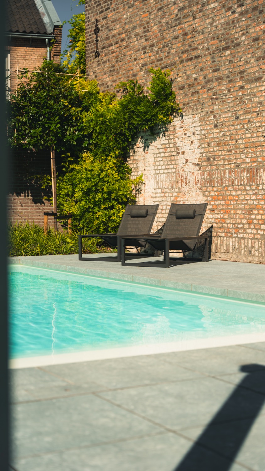 ligbedden tegen muur