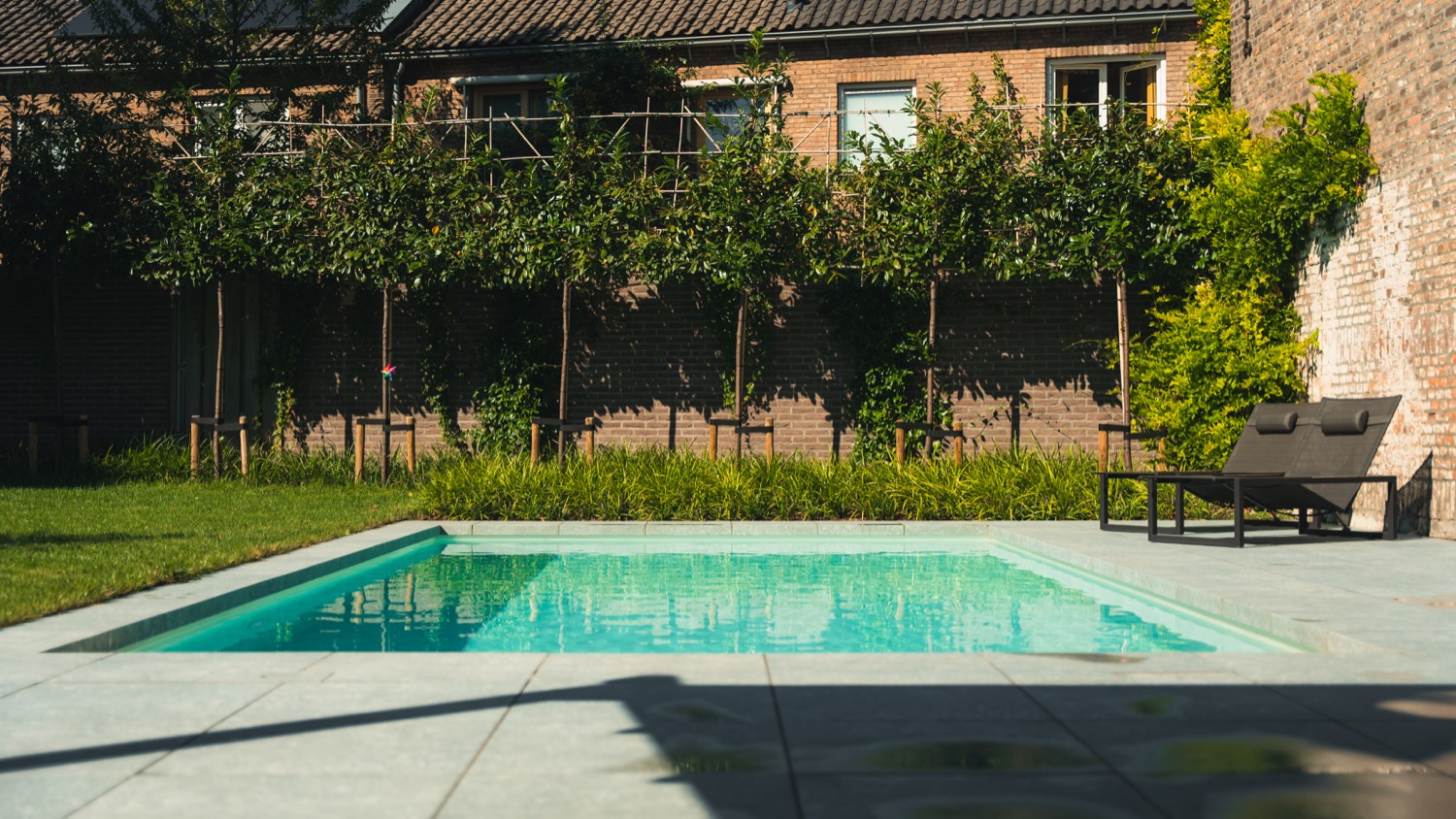 luxe zwembad in stadstuin