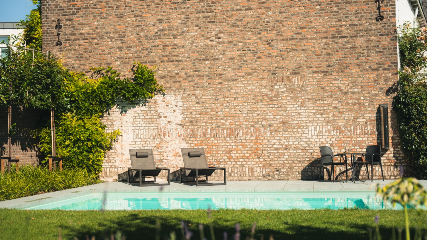 terras met ligbedden