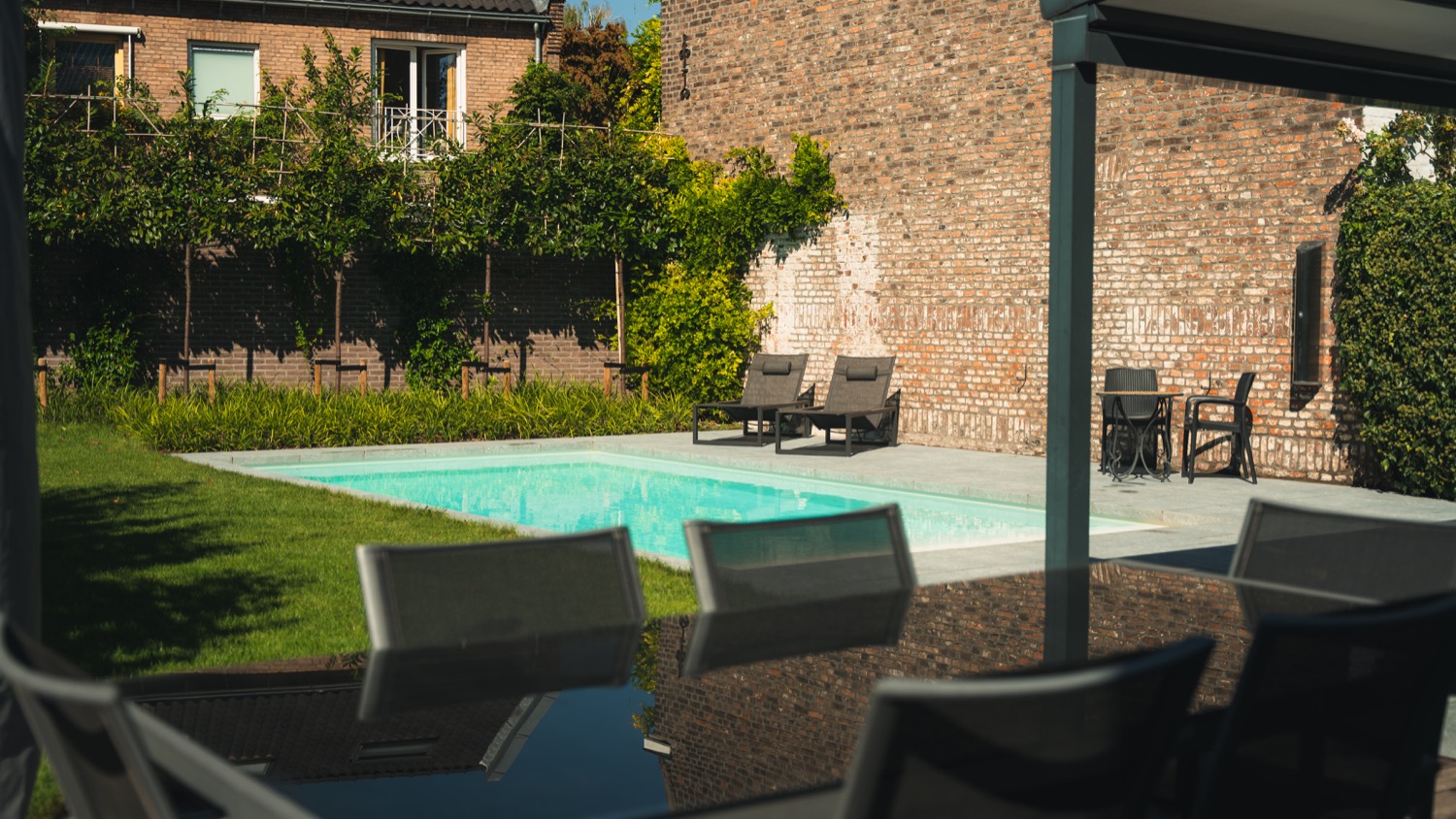 tuin met tuinmeubels