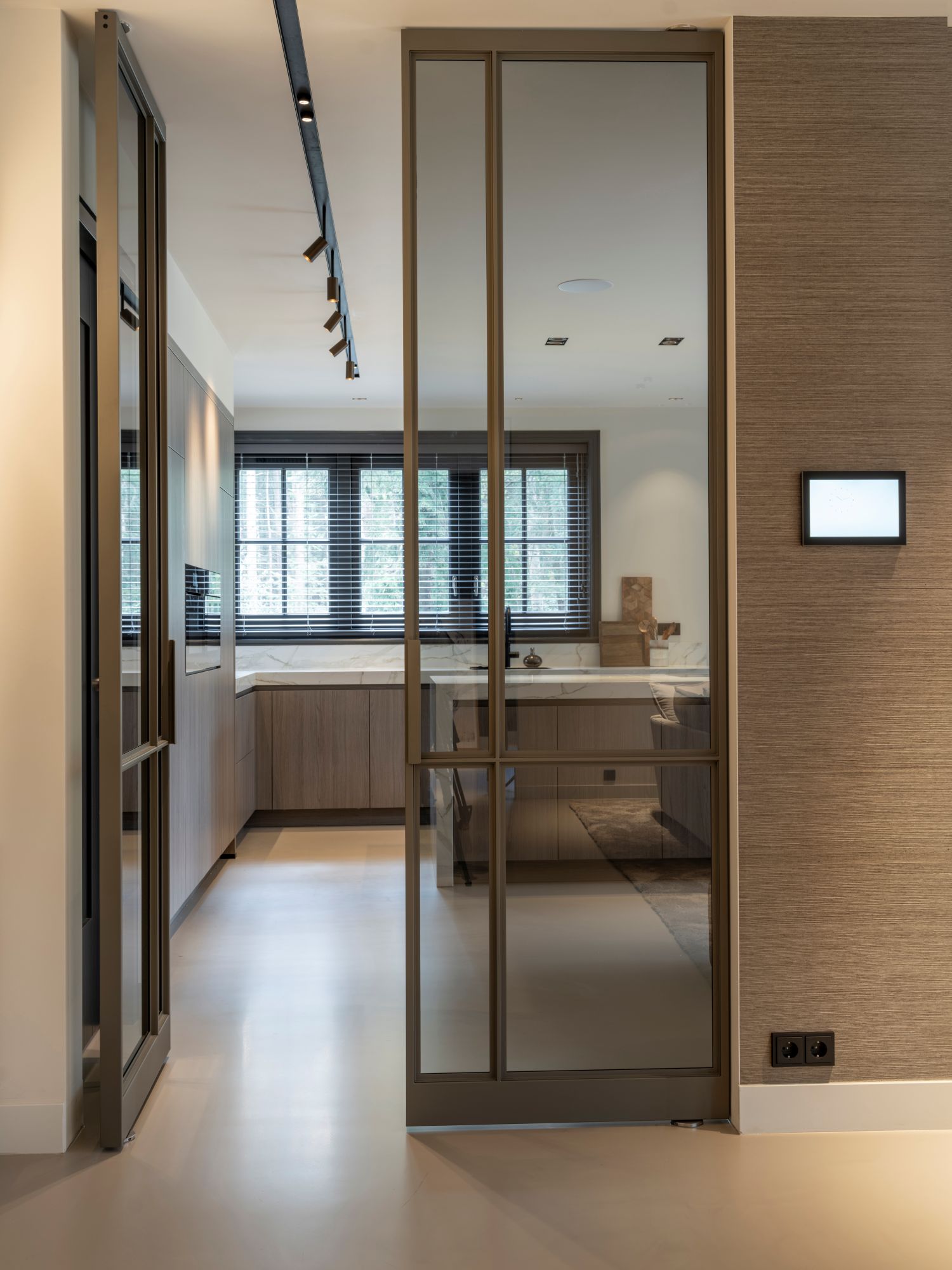 gietvloer en stalen deur