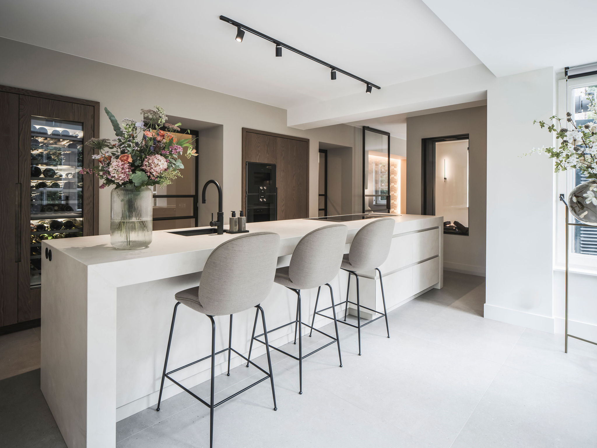 luxe keuken met eliand en krukken