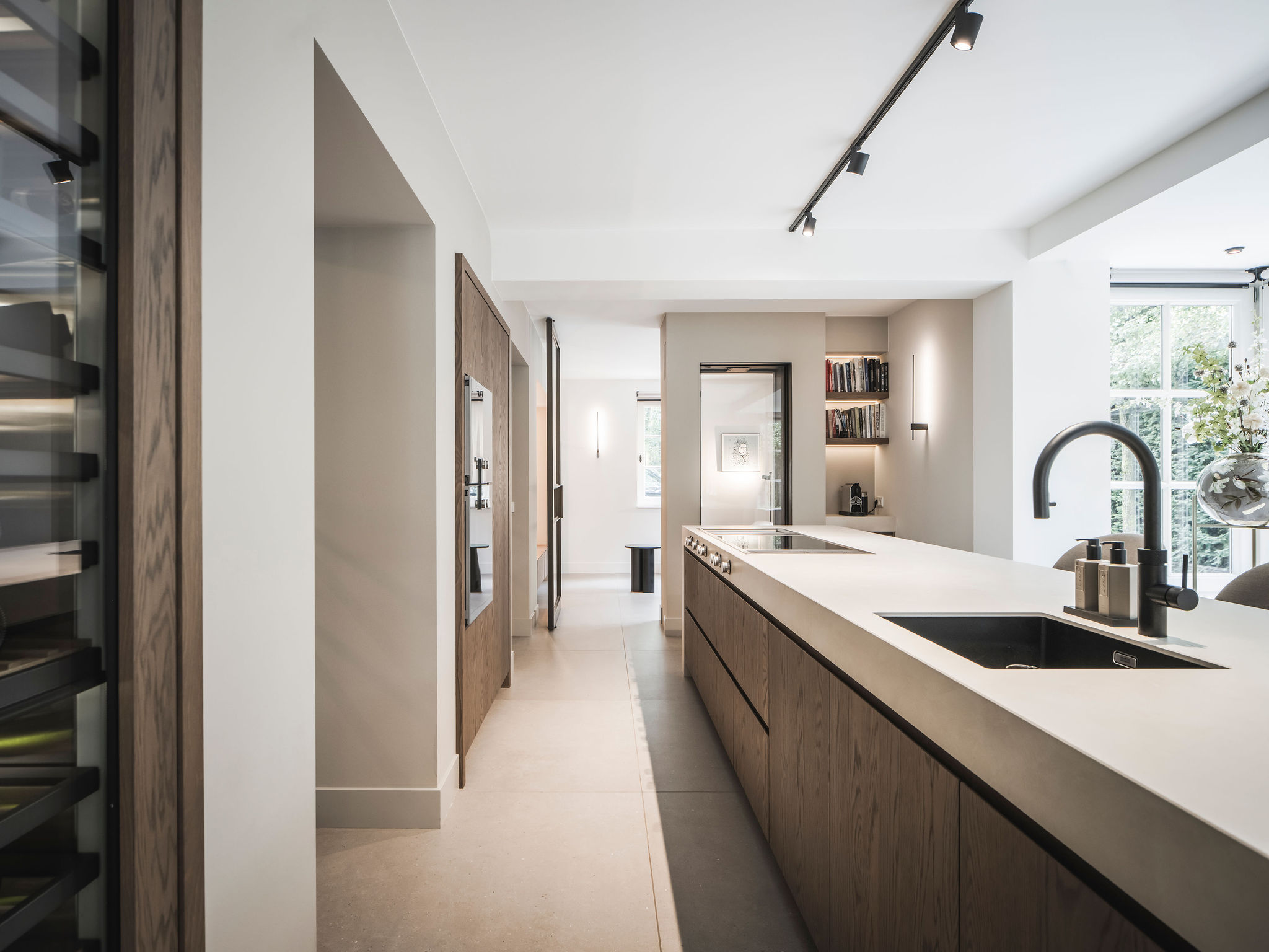 luxe moderne keuken met doorkijkhaard