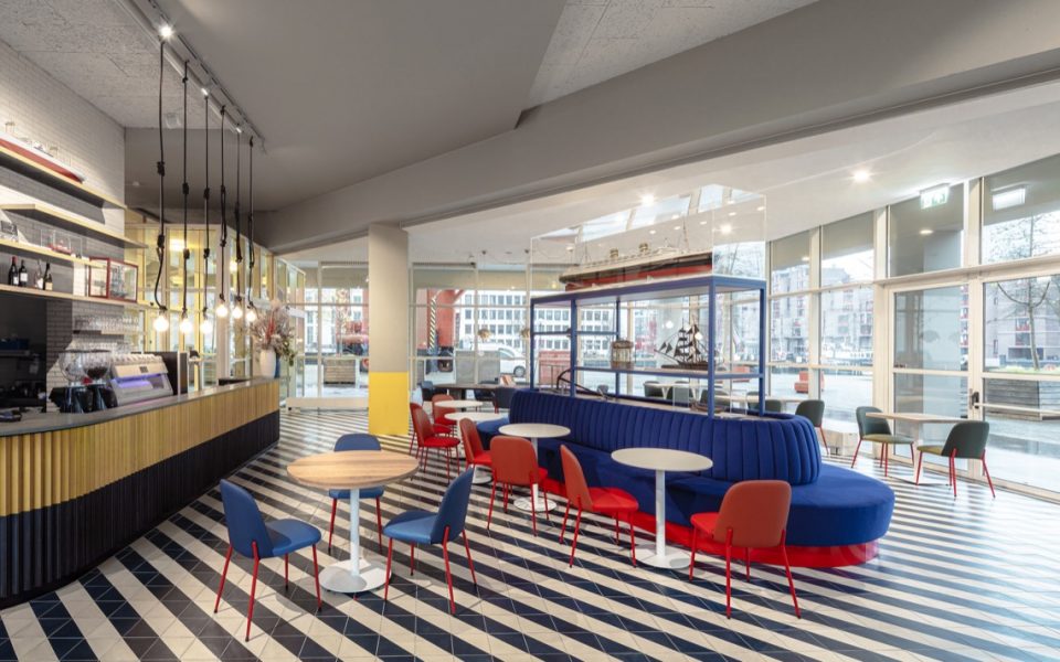 interieur restaurant met bar