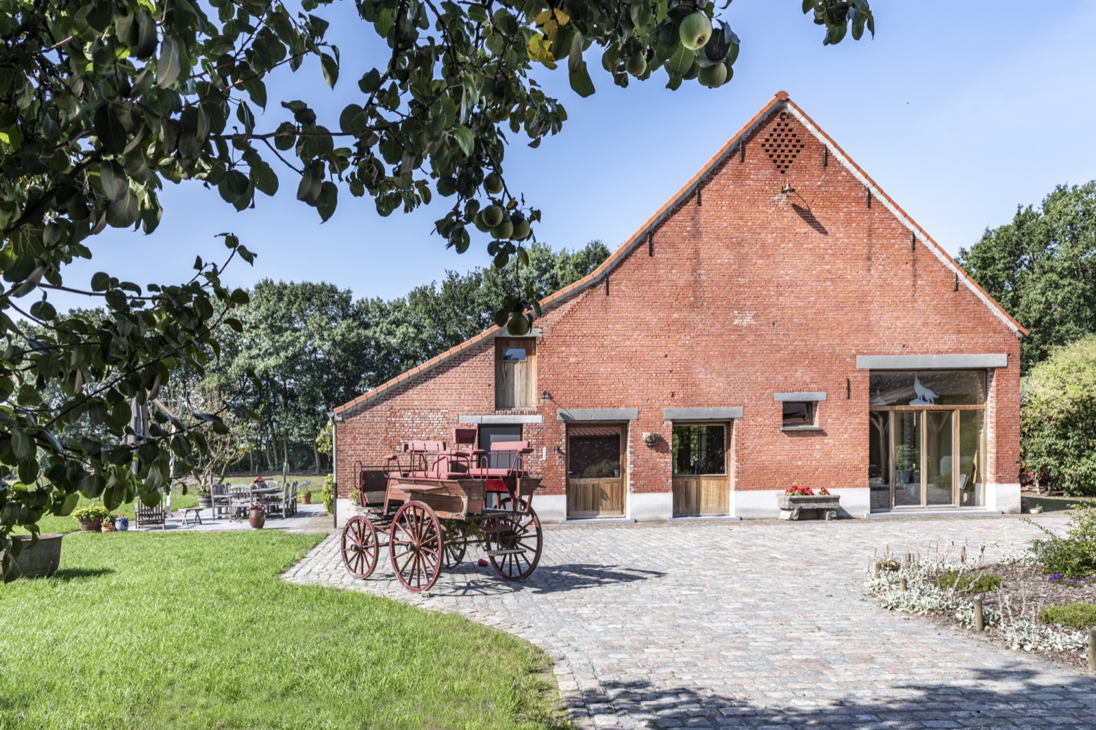 oude hoeve met luxe meubelbeslag