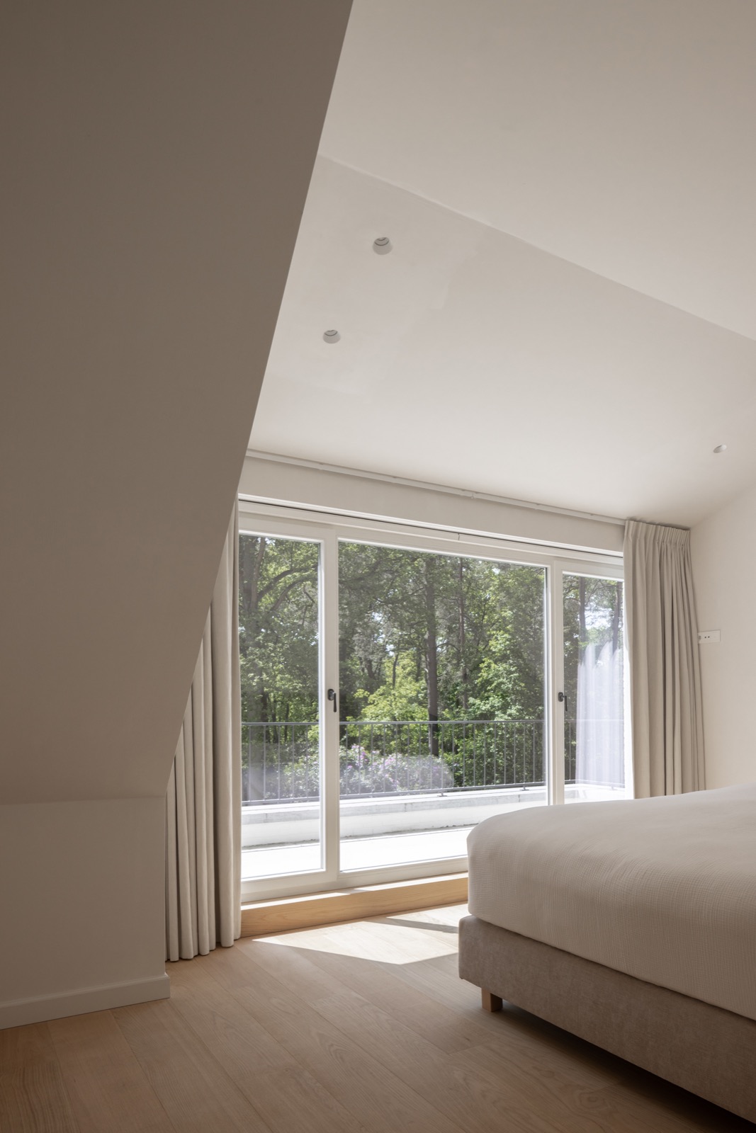slaapkamer met luxe meubelbeslag