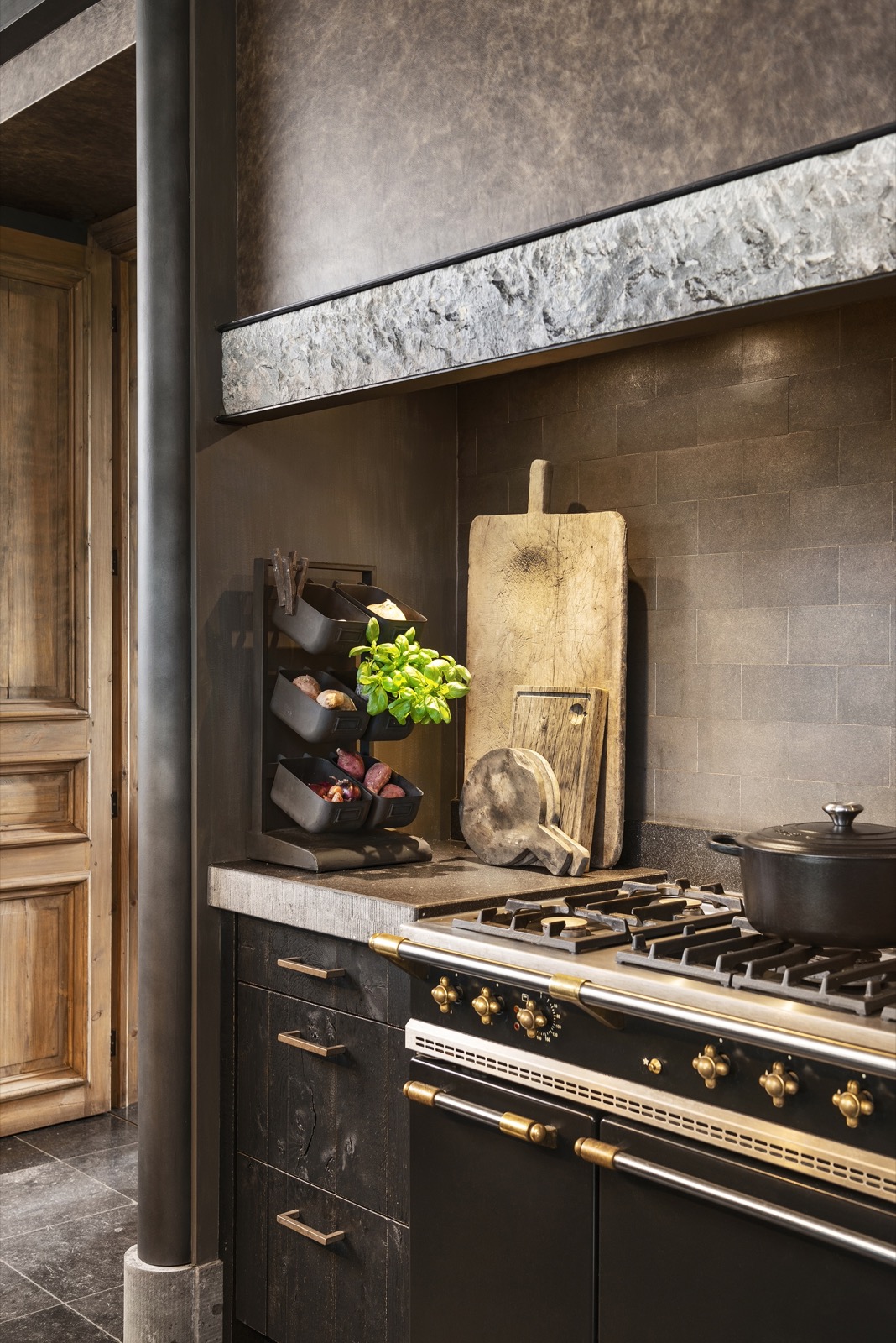 industriële keuken met luxe afwerking