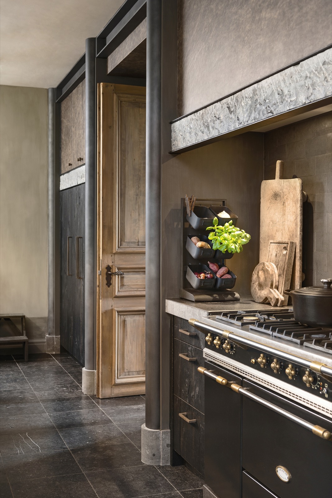 industriële keuken met luxe meubelbeslag