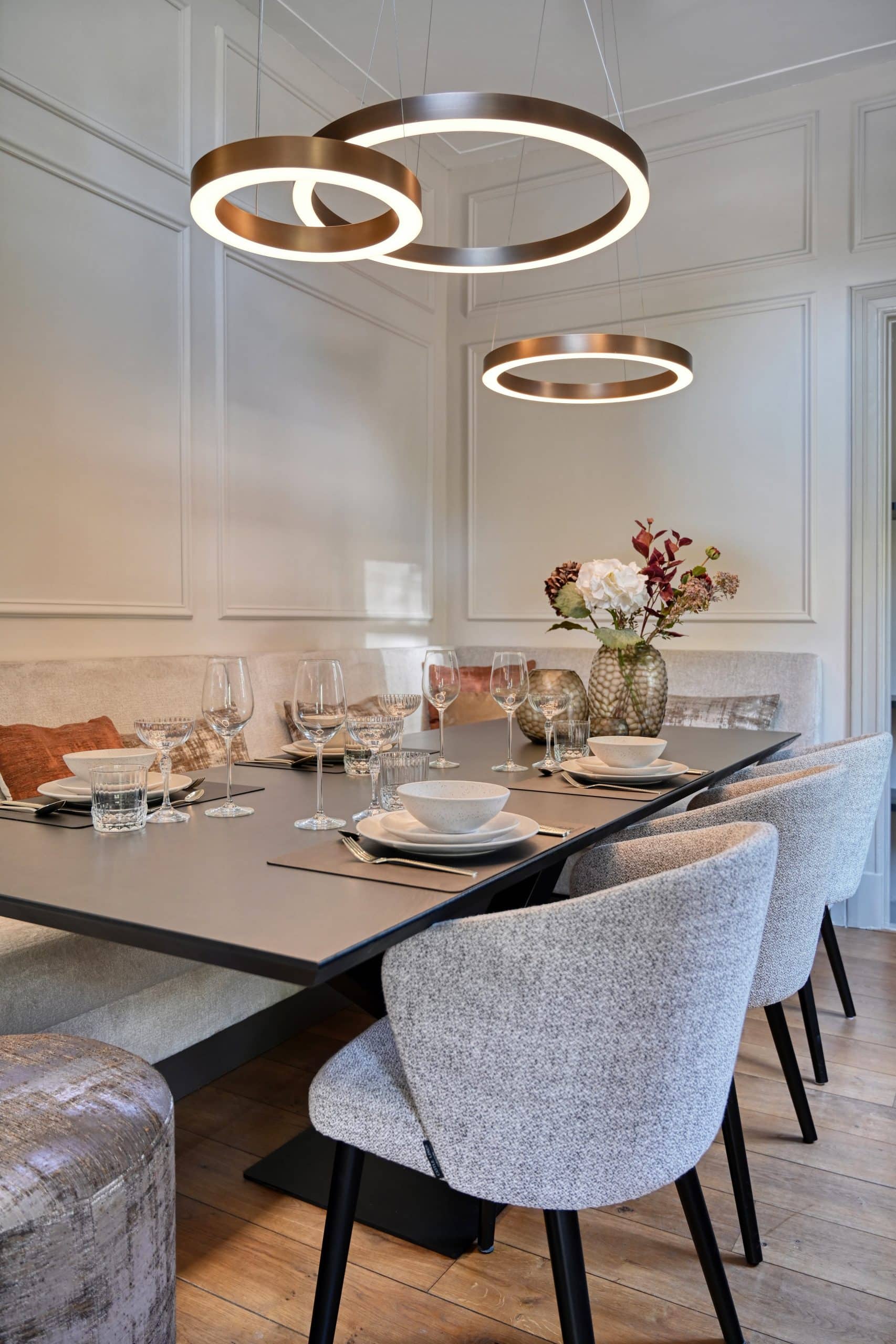luxe eettafel met zitstoelen