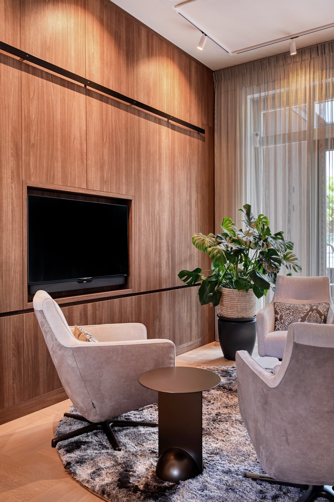 kastenwand met luxe stoelen