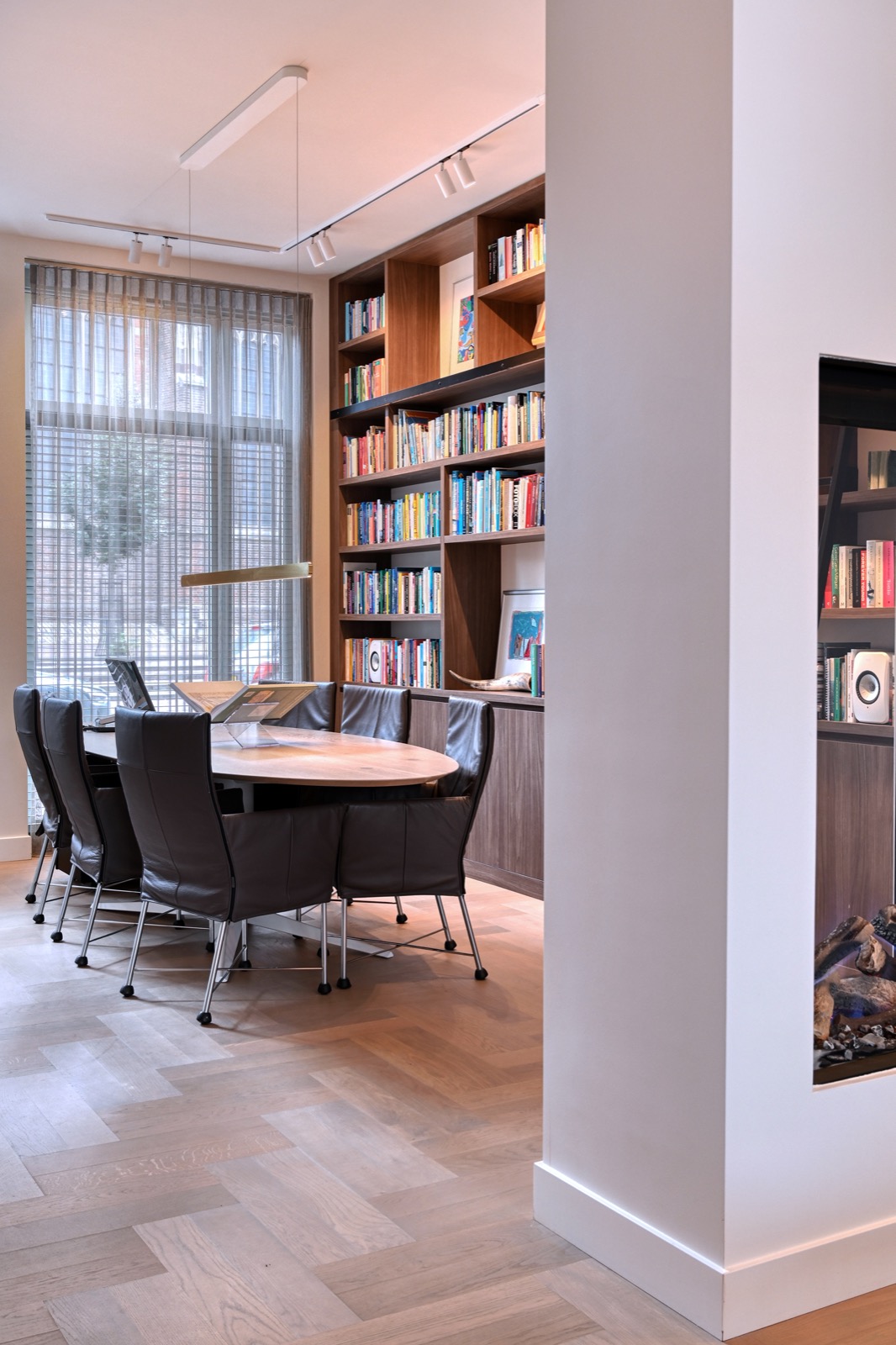 luxe meubels bij boekenkast