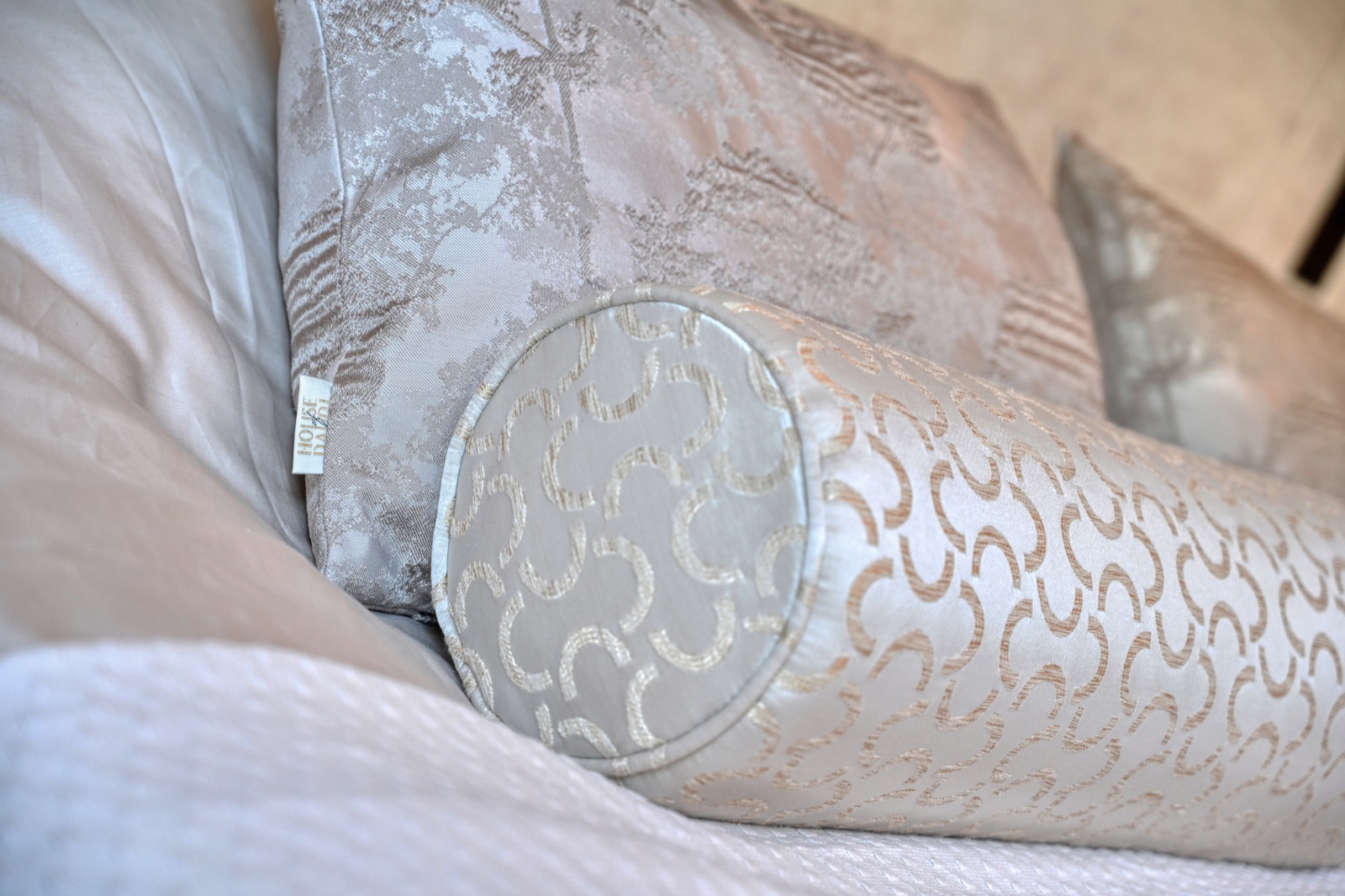 luxe bed met kussens