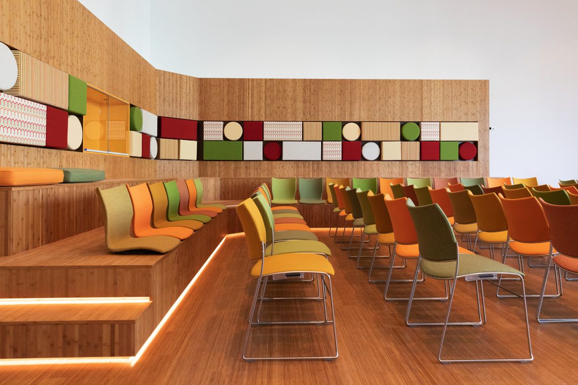 aditorium met houten wand
