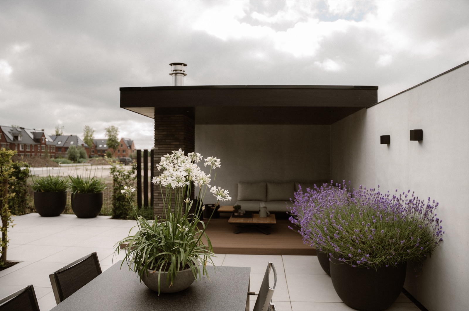 luxe tuin met overkapping