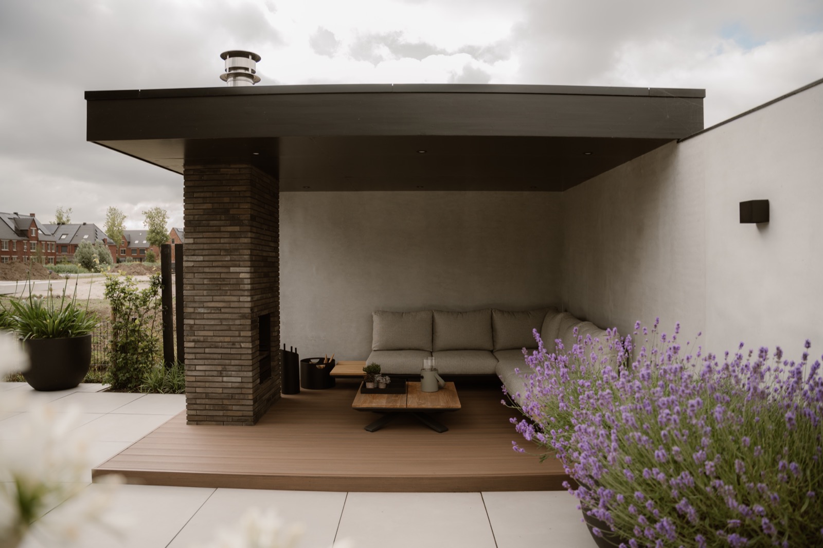 moderne tuin met overkapping