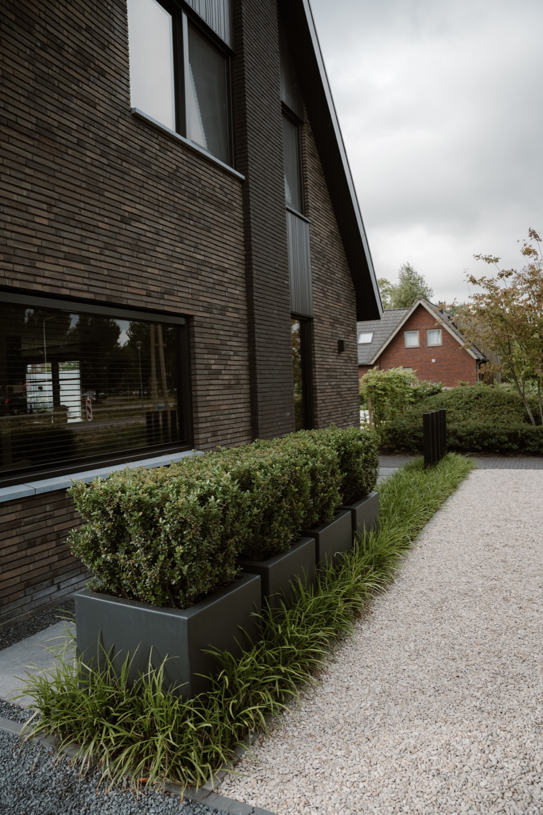 luxe voortuin met oprit