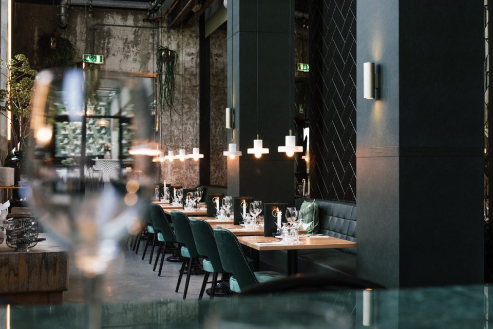 interieur restaurant met verlichting