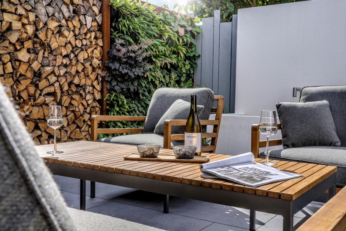 luxe terras met tuinmeubels