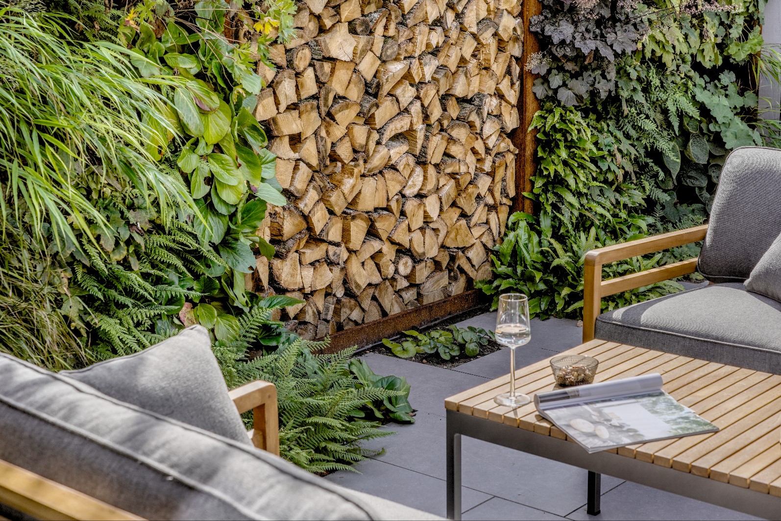 luxe tuinmeubels in tuin