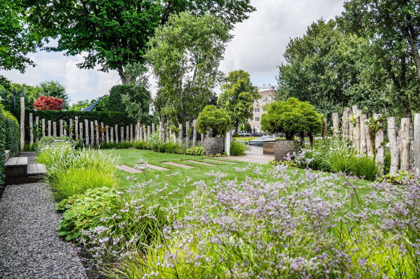 luxe tuin met beplanting